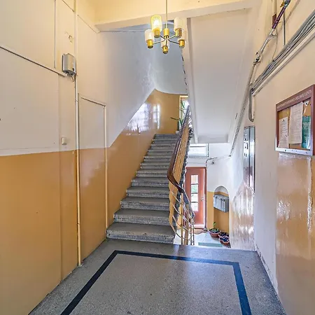 Apartment Artist With Ac