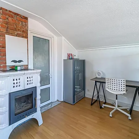 Artist With Ac Apartment *
